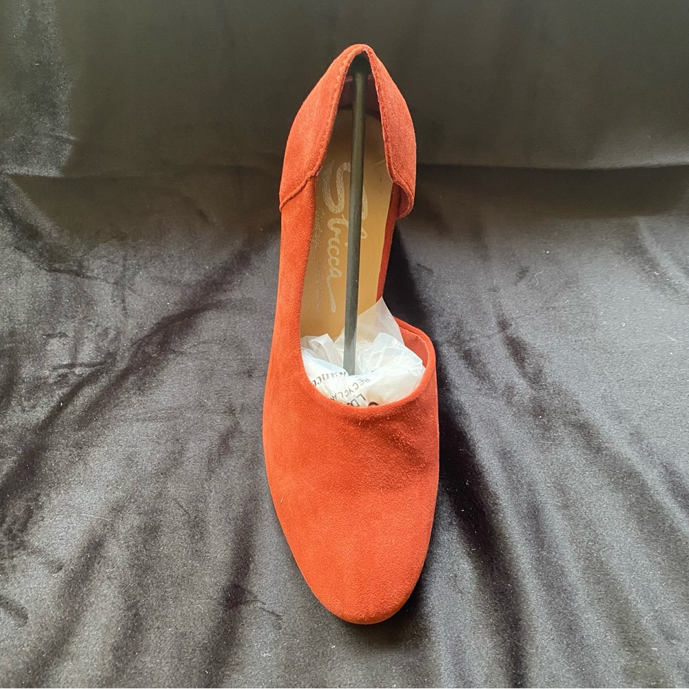 PUMPS NWB. (RUST COLOR)